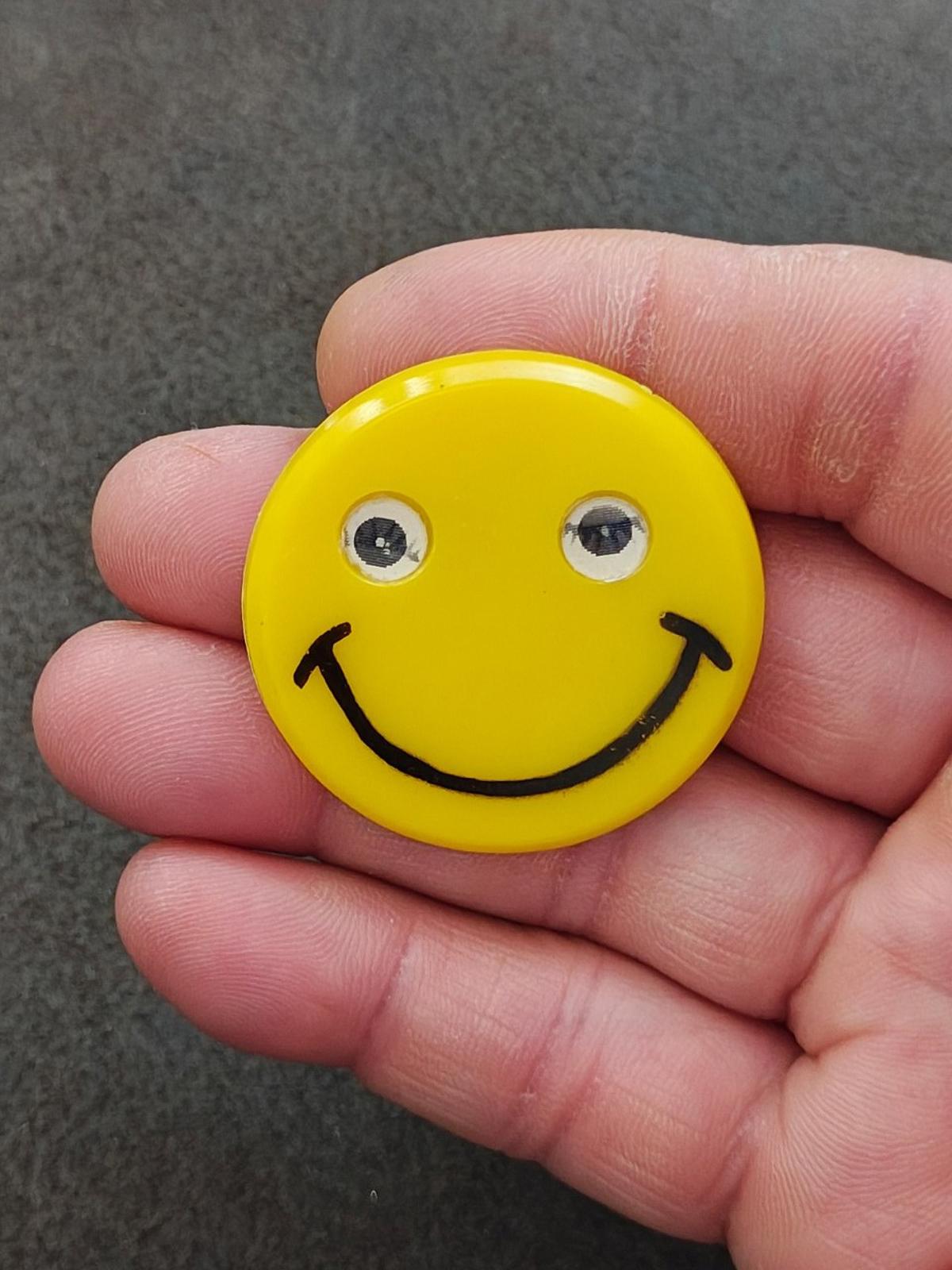 1950/60's Rare HTF Lenticular Winking Yellow Plastic Happy Smiling Face Pin