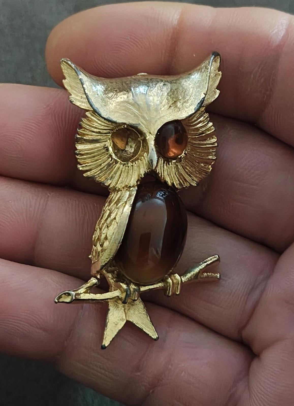 1960s Vintage Jelly Belly Gold Tone Brown Cabochon Owl Pin