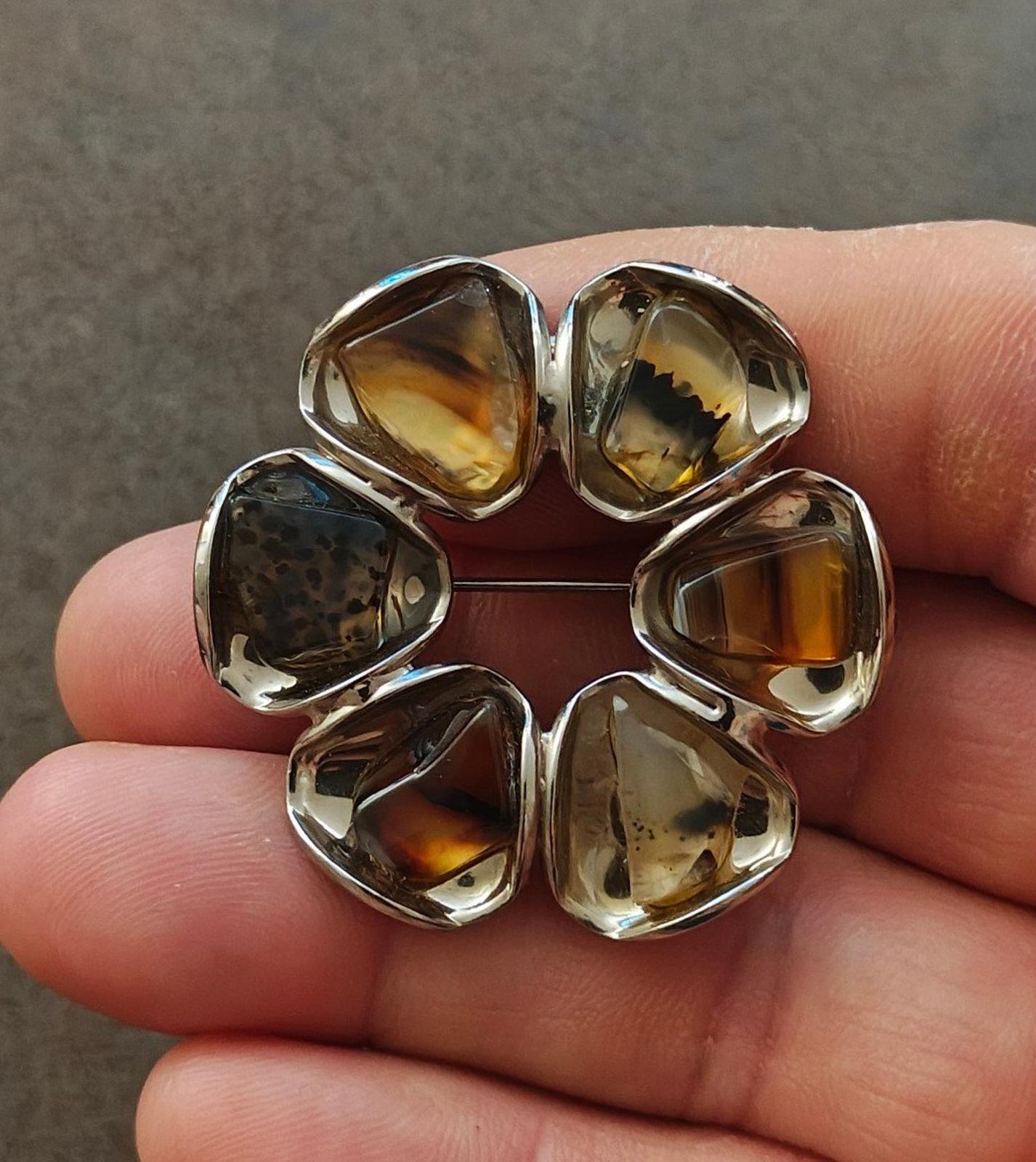 1980s Gold Tone Circular Brooch Featuring Six Individual Pieces of Agate Stones