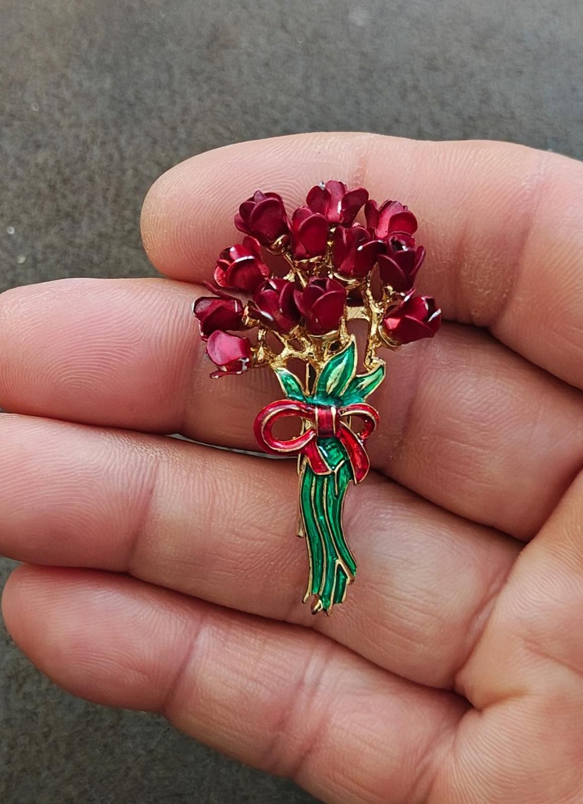 1970s Red Rose Flowers Bouquet Gold Tone Enamel Brooch