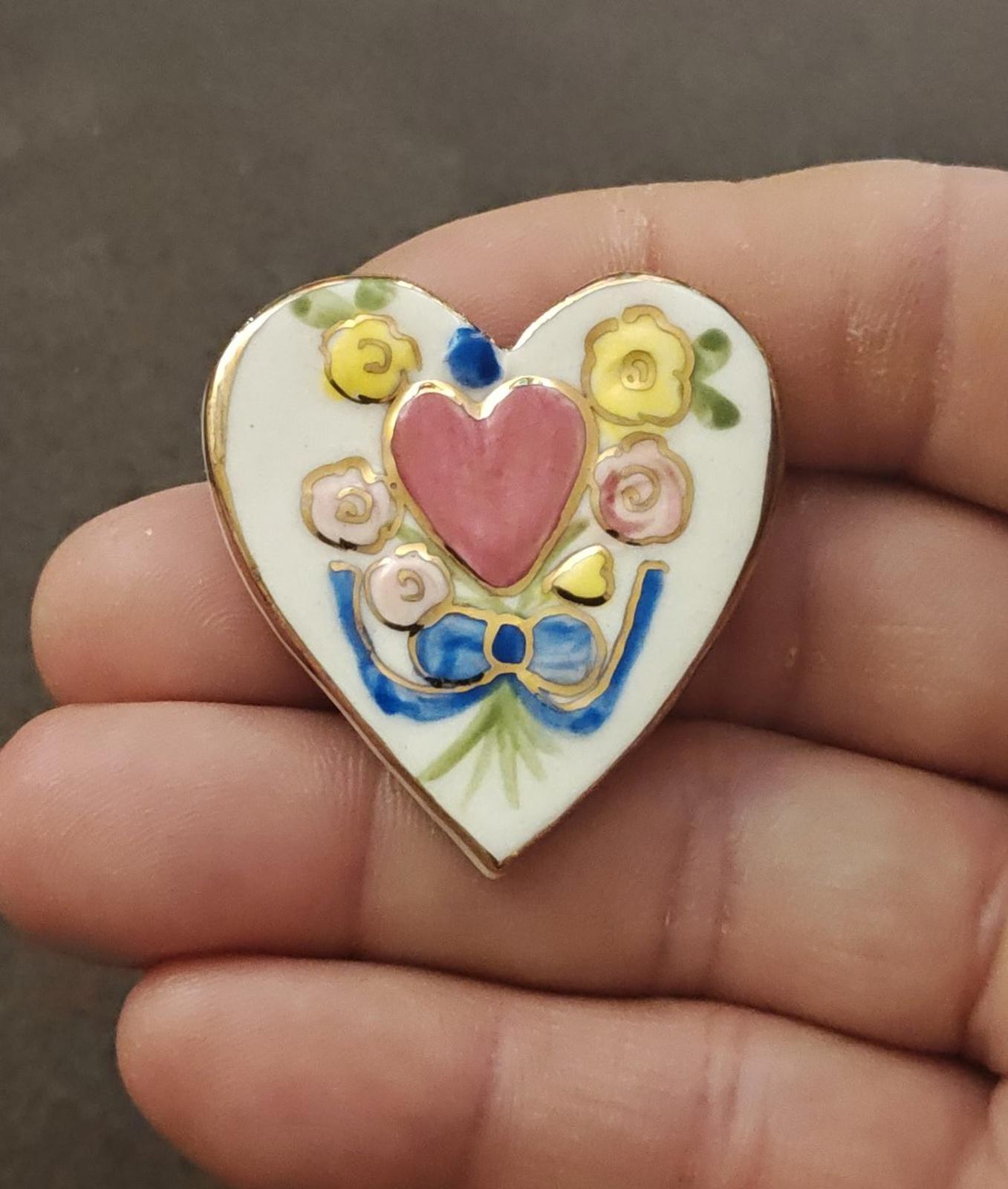 1980s Hand Painted Ceramic Floral Heart Brooch pin featuring pink roses, gold-to