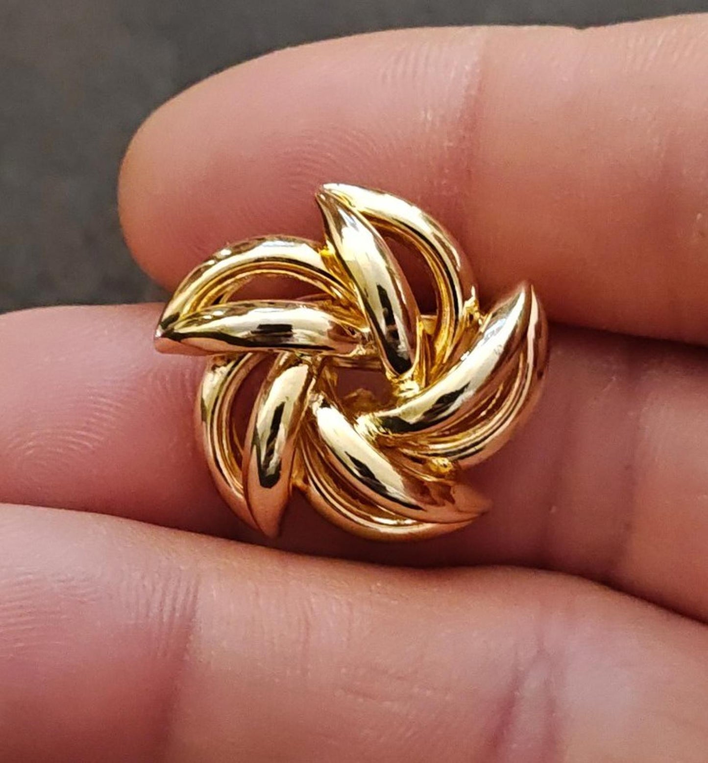 1980s Gold Tone Flower Brooch