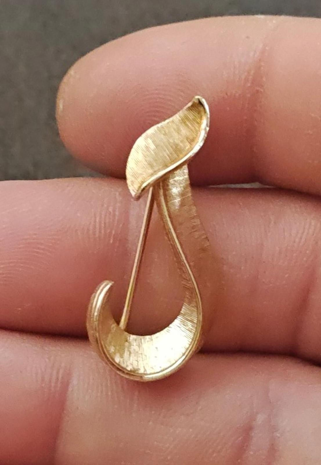 1960s Crown Trifari Gold Tone Textured Monogram Initial J Brooch