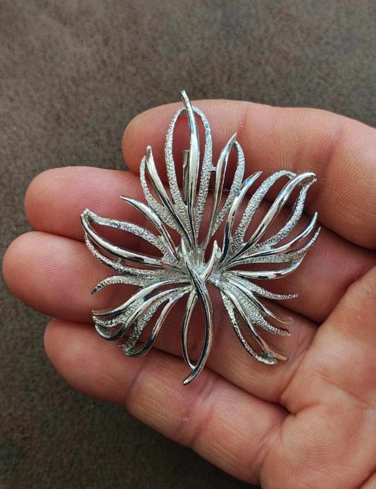 1980s Frosted Silver Tone Leaf Pin/Brooch