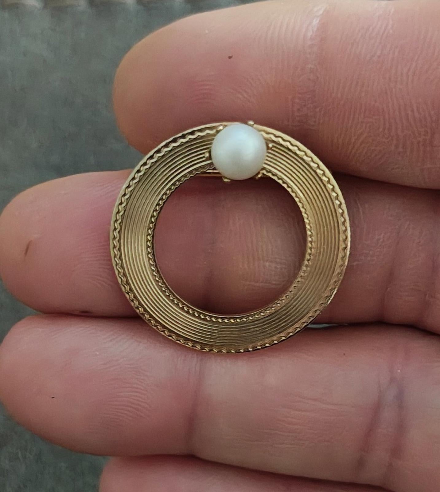 1980's Circle Textured With Faux Pearl Gold Tone Brooch Pin