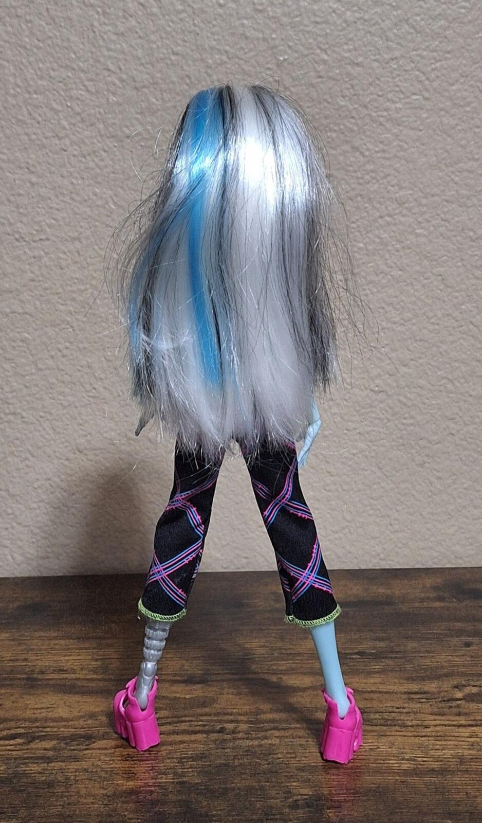 2021 Monster High Frankie Stein Doll With Pink & Black Outfit.