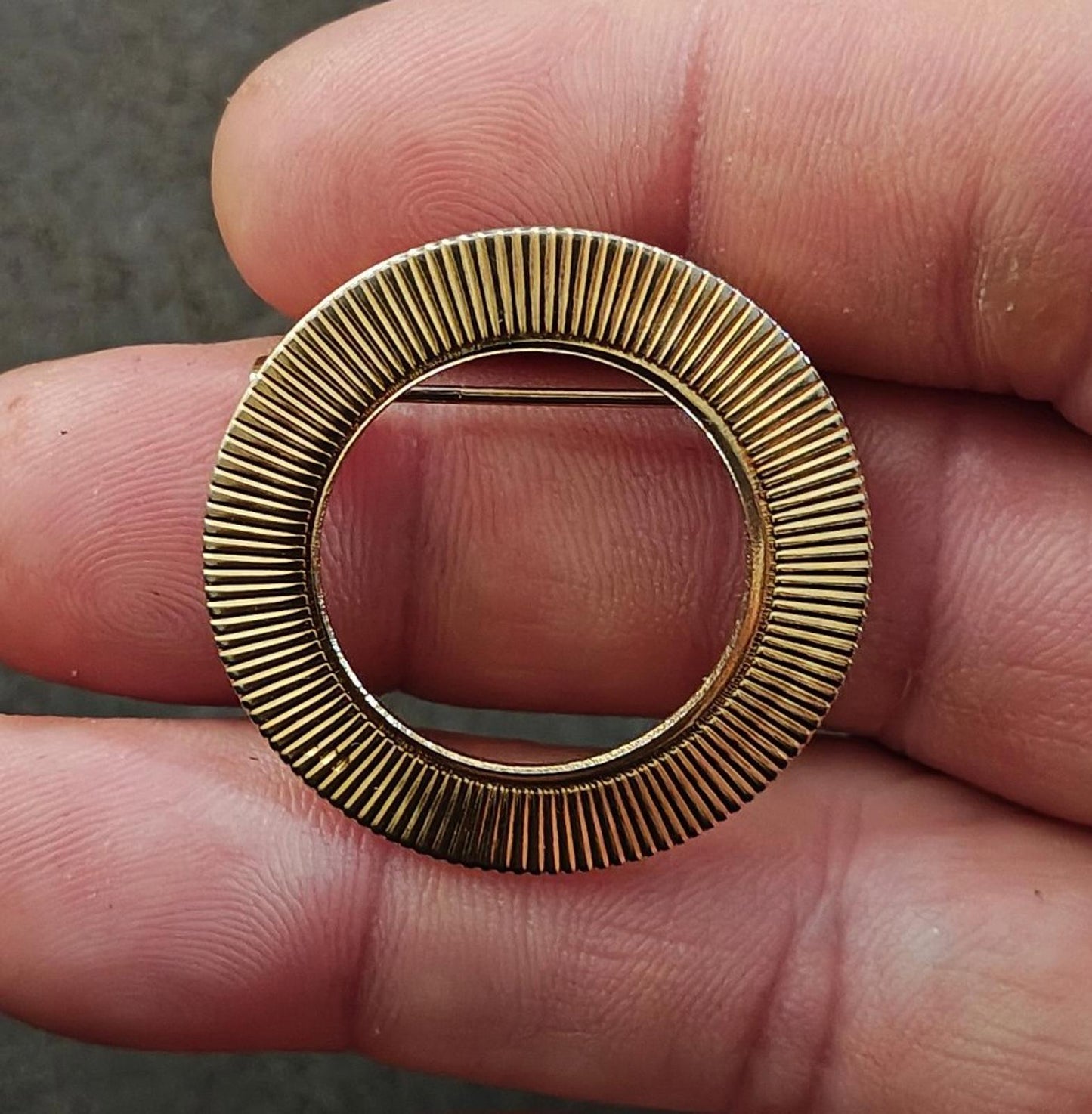 1980s Vintage Ribbed Openwork Circle Gold Tone Brooch Pin