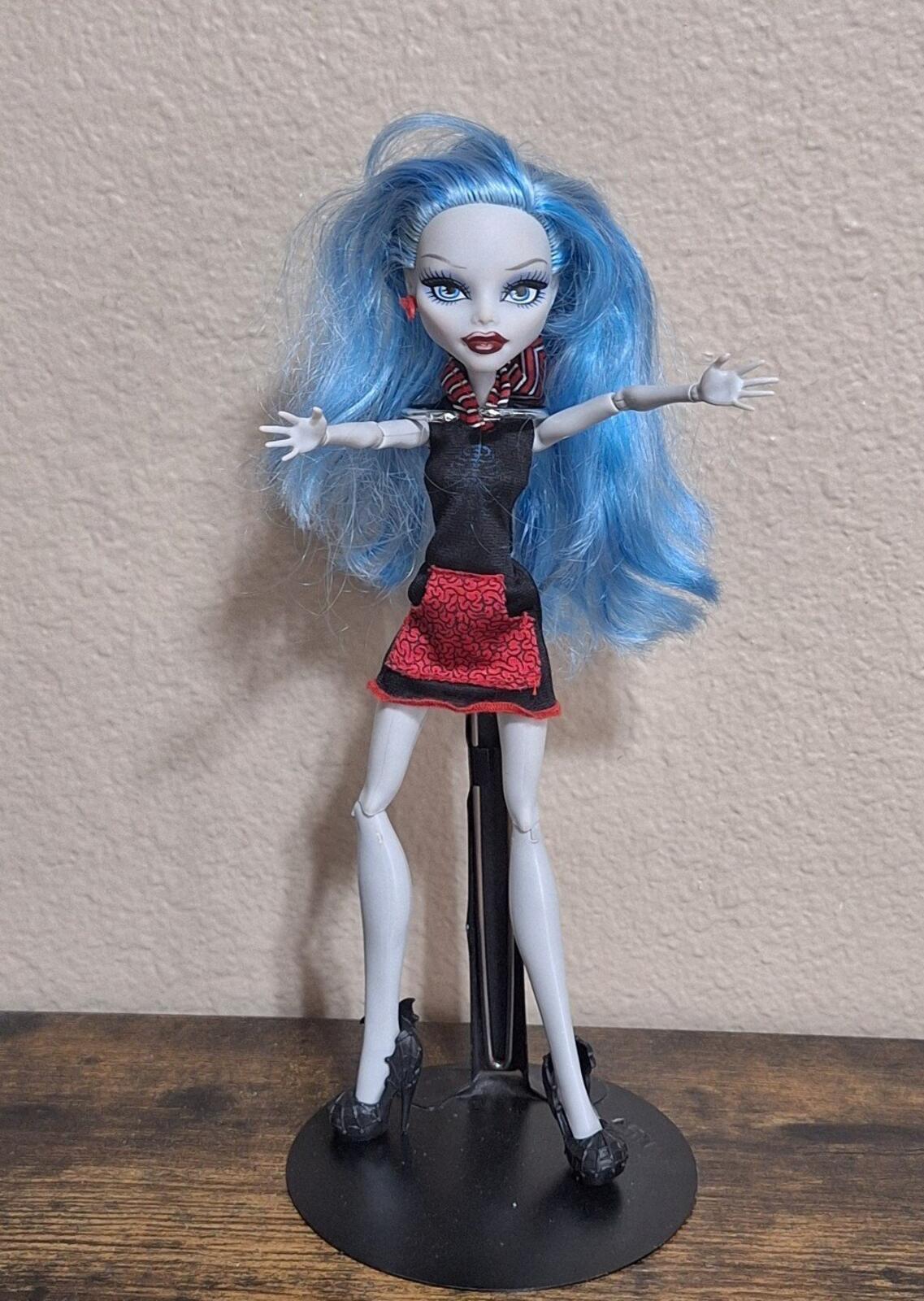 2008 Monster High Ghoulia Yelps Zombie Doll With Red & Black Outfit.