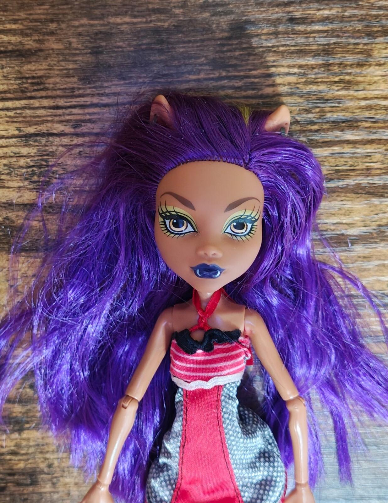 2008 Monster High Clawdeen With Red Outfit & Black Shoes.