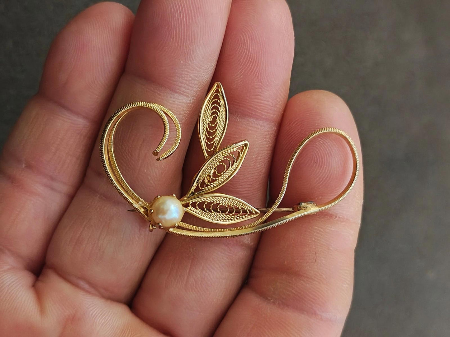 1960s Vintage Filigree Leaf Design With a Faux Pearl Accent Gold Tone Brooch