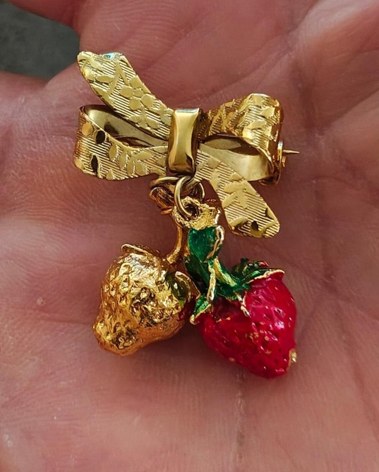 1970s/80s Sweet Strawberry Textured Gold Tone Dangle Enamel Brooch