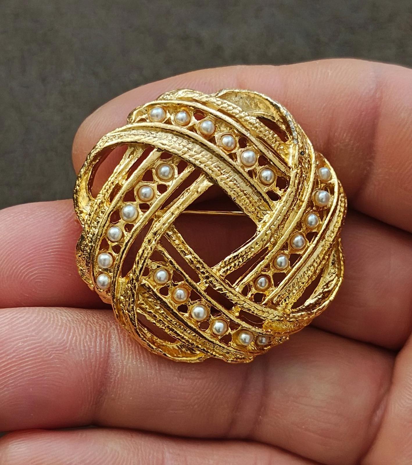 1980s Victorian Style Gold Tone With Small Faux Pearls Brooch
