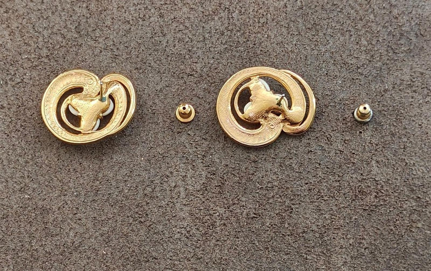 90s Vintage Faux Baroque Pearl Cabochon Cream Enamel Clip On Gold Tone Earrings.