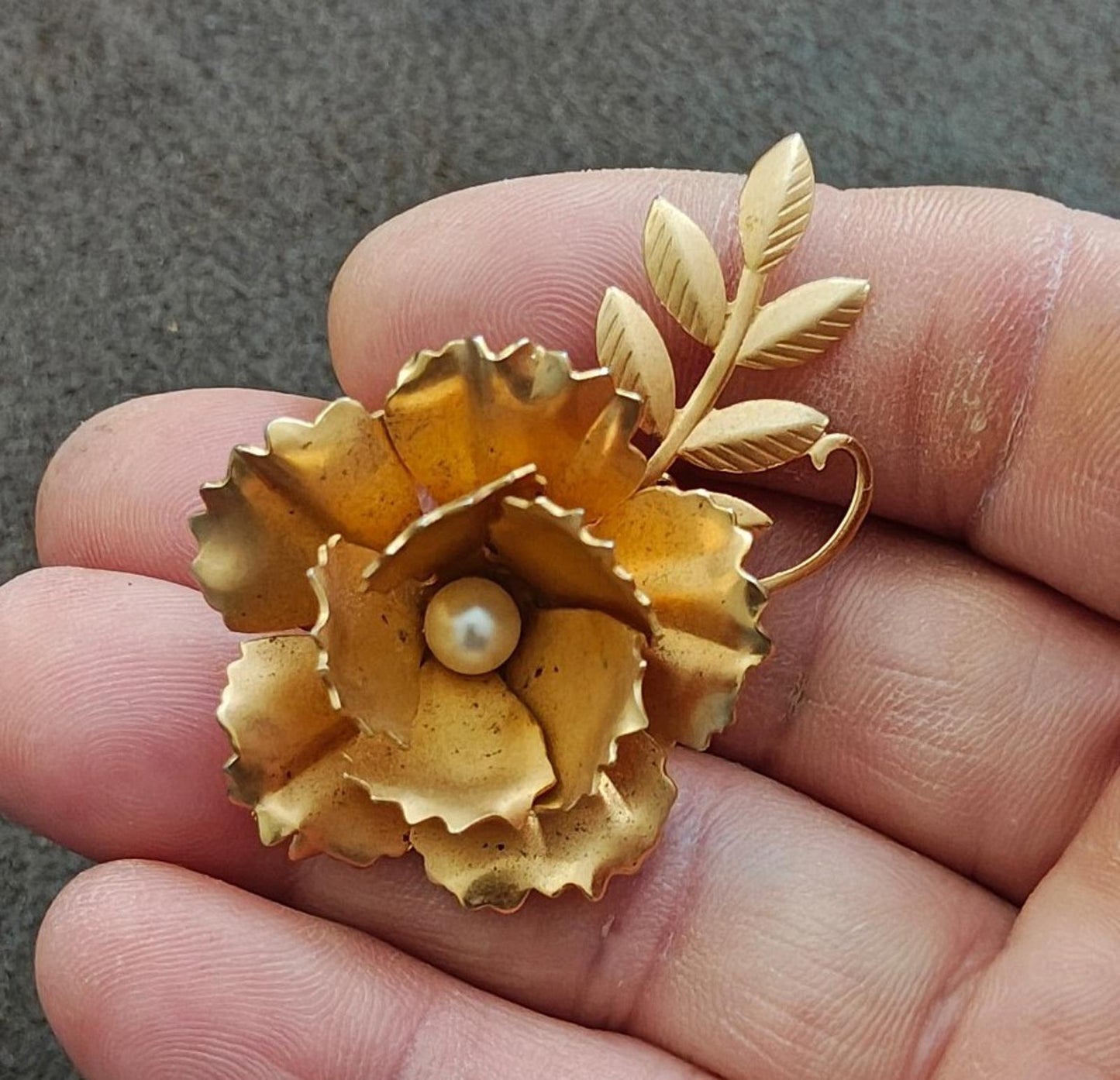 1950s Vintage Matte Gold Tone Floral Brooch With Faux Pearl