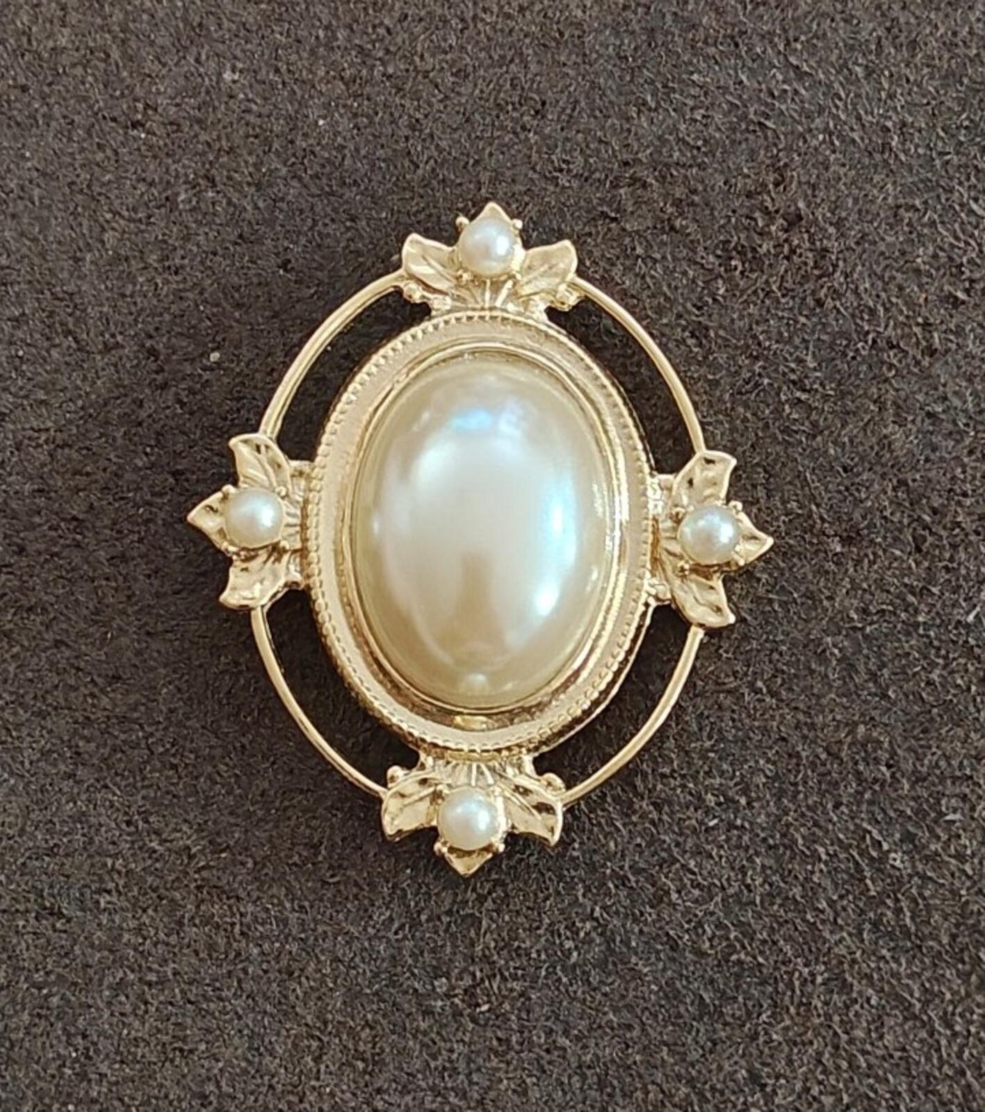 1970/80s Victorian Style Gold Tone Brooch With An Oval Faux Mabe Pearl Cabochon