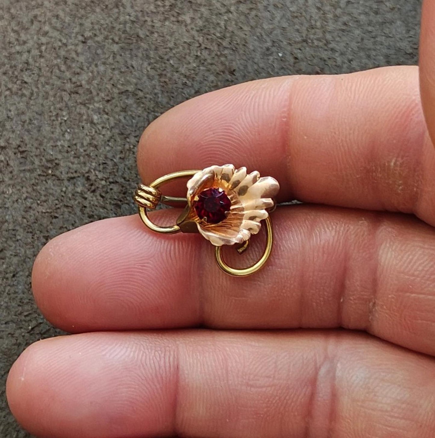 1940/50s Van Dell Calla Lily Gold Tone Brooch With a Red Gemstone