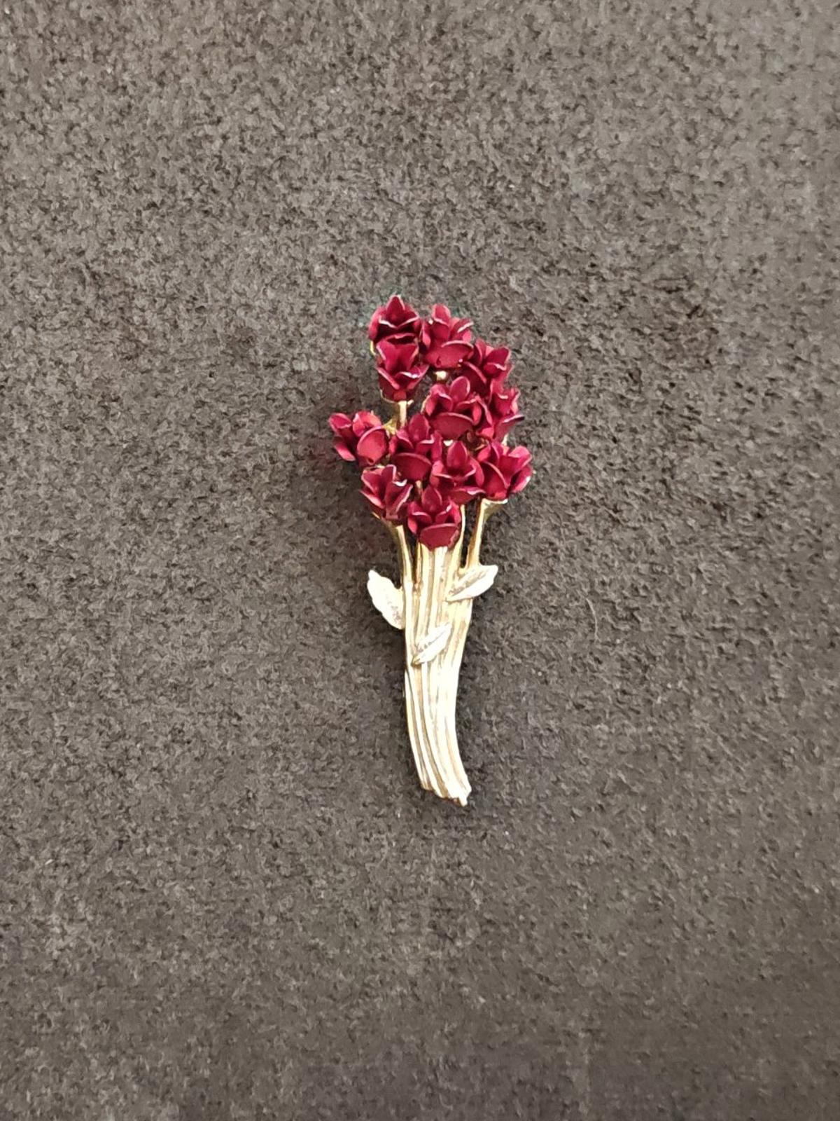 1997 Red Rose Bouquet Gold Tone Brooch Marked DM97