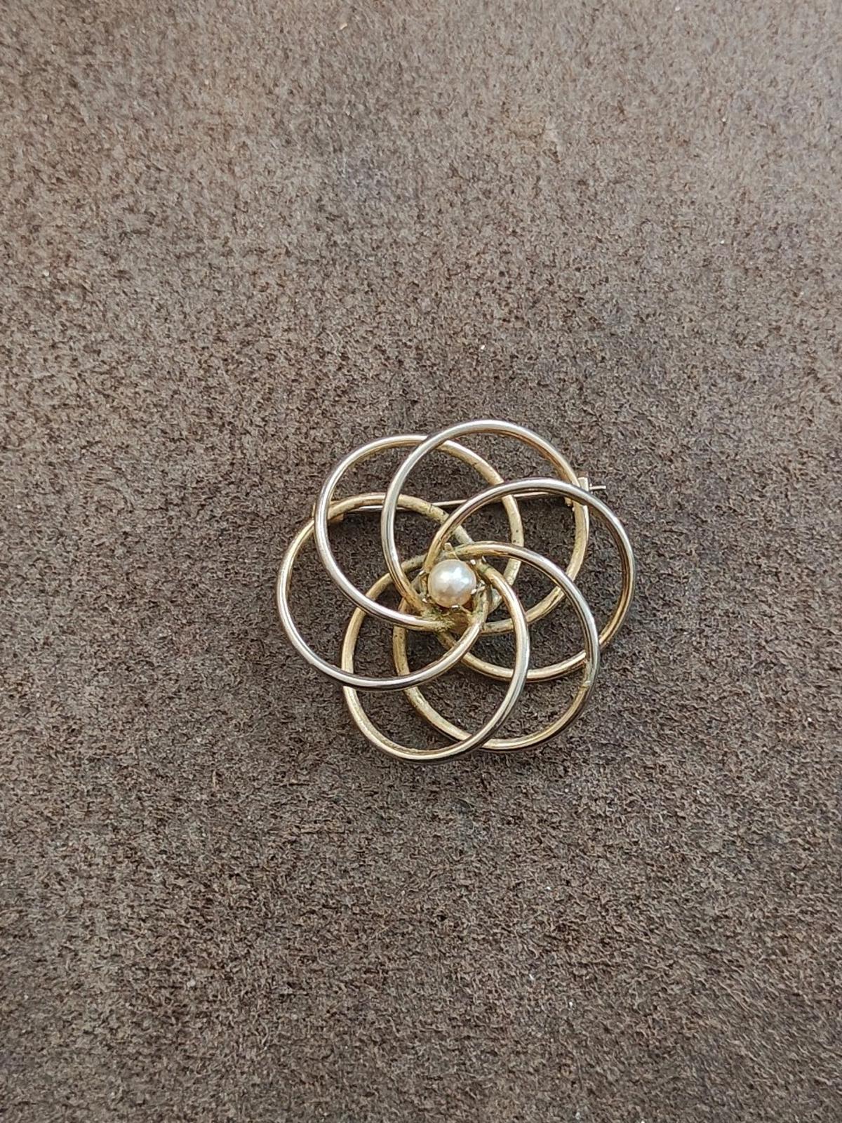 1950s Vintage Concentric Circles with Lustrous Pearl Center Gold Tone Brooch Pin