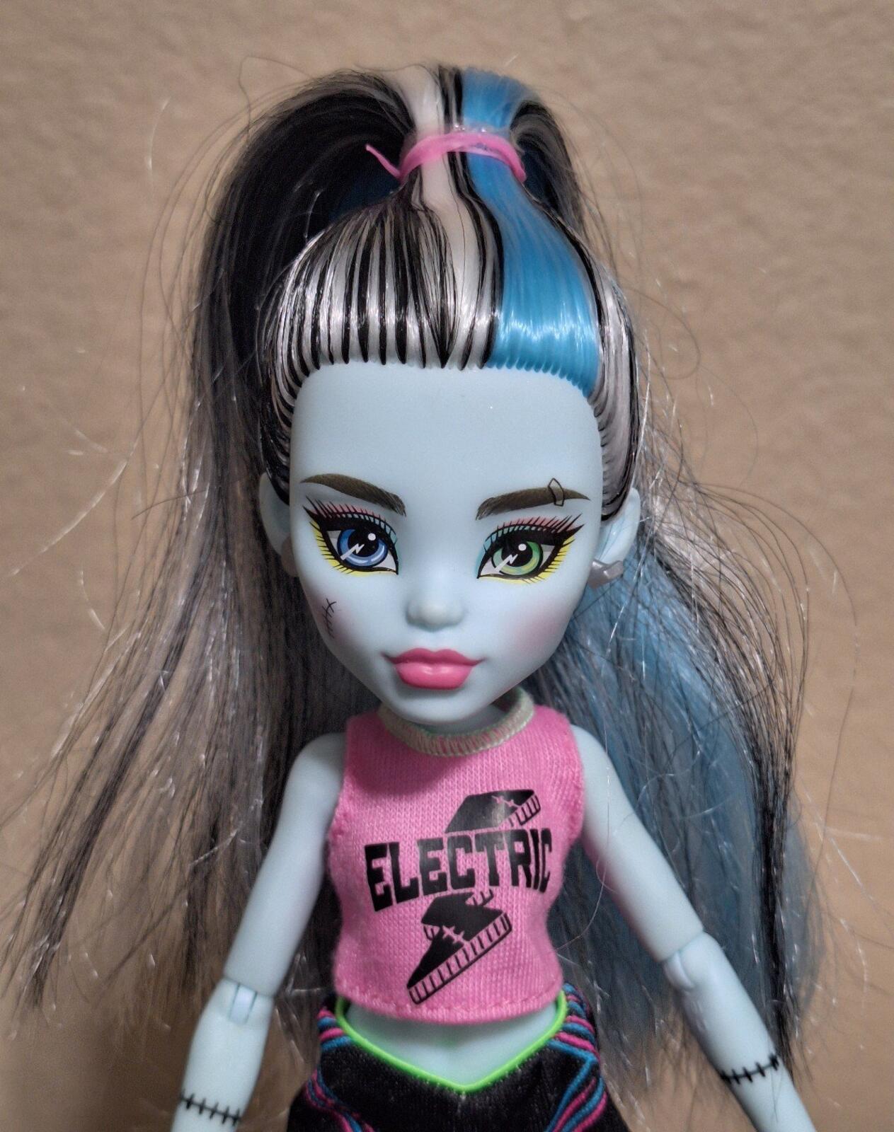 2021 Monster High Frankie Stein Doll With Pink & Black Outfit.