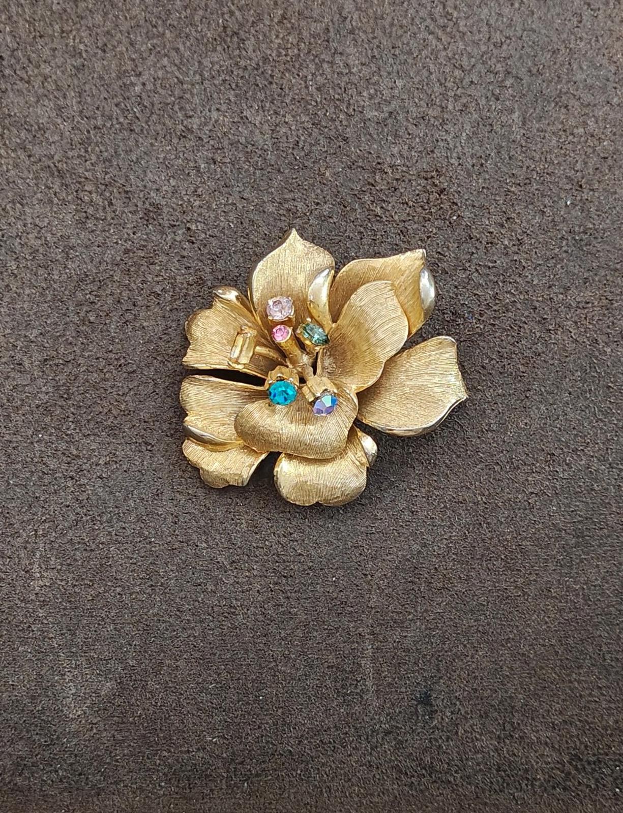1950s/60s BSK Pansy Flower Gold Tone Textured With Rhinestones Brooch