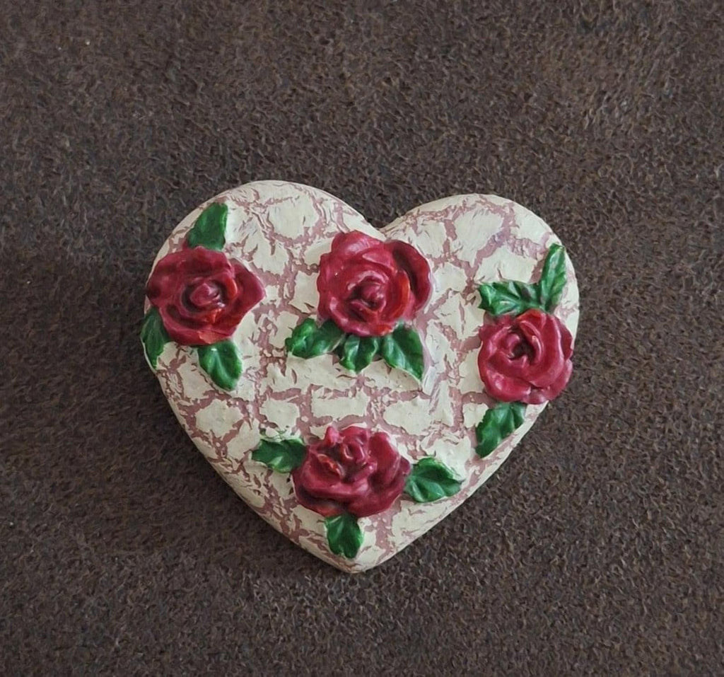 Heart-shaped resin pin, crackled white heart with five red roses and green leaves