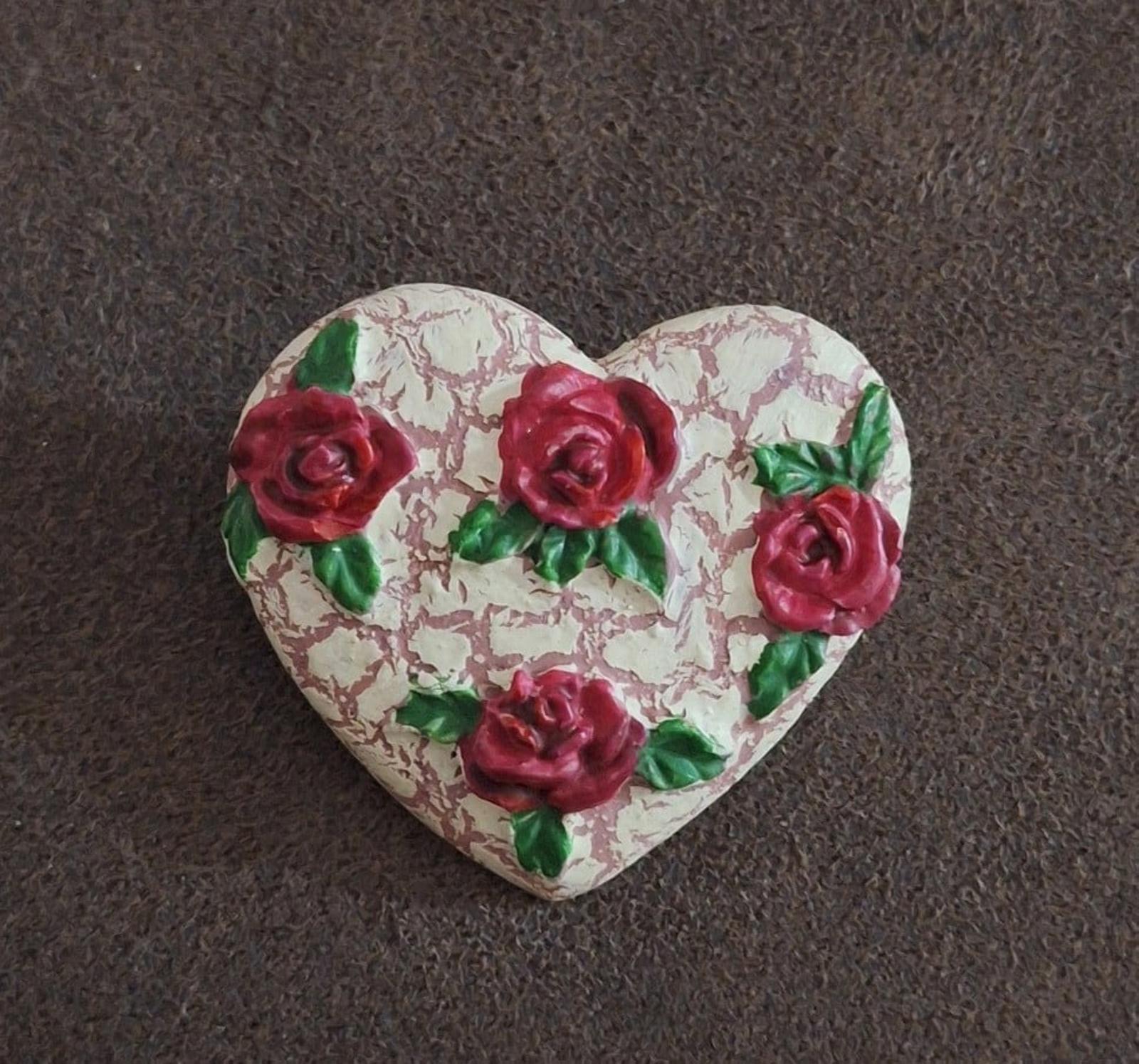 Heart-shaped resin pin, crackled white heart with five red roses and green leaves