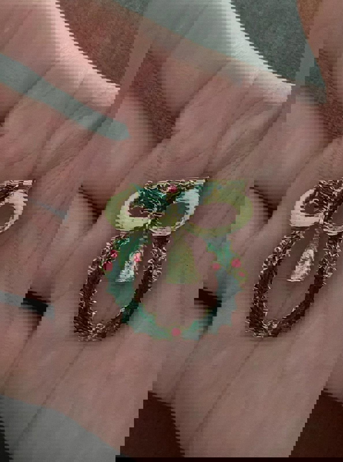 1980s Vintage Christmas Wreath Gold Tone Enamel Brooch Pin