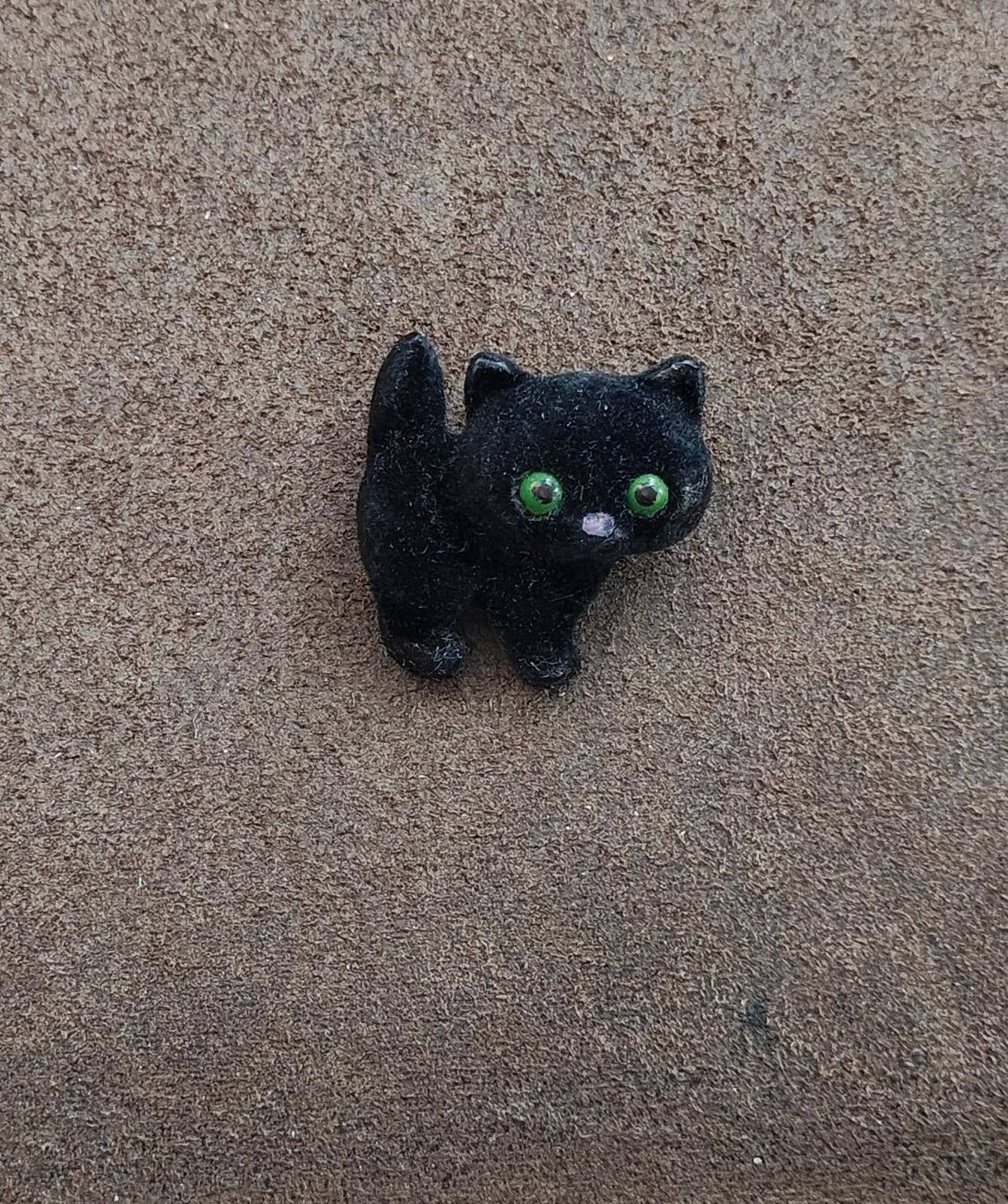 1982 Hallmark Halloween Flocked Fuzzy Black Cat Brooch