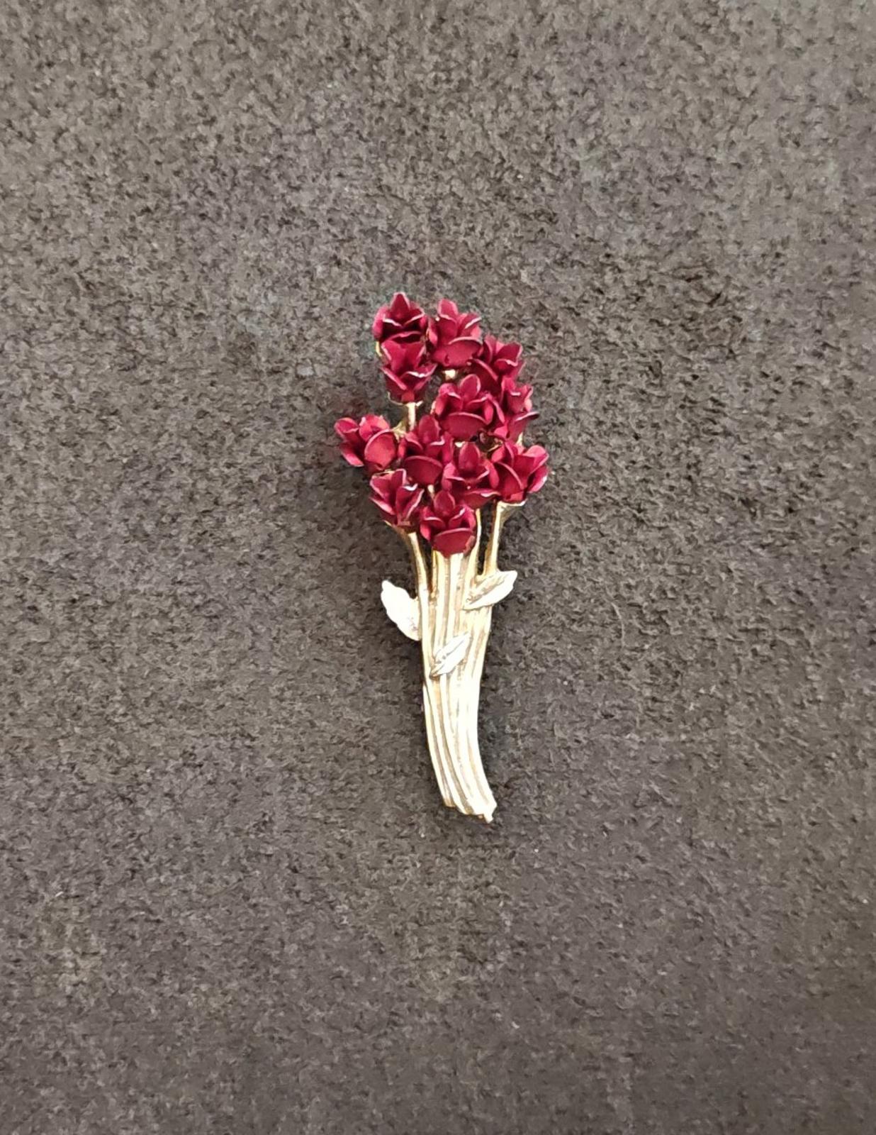 1997 Red Rose Bouquet Gold Tone Brooch Marked DM97