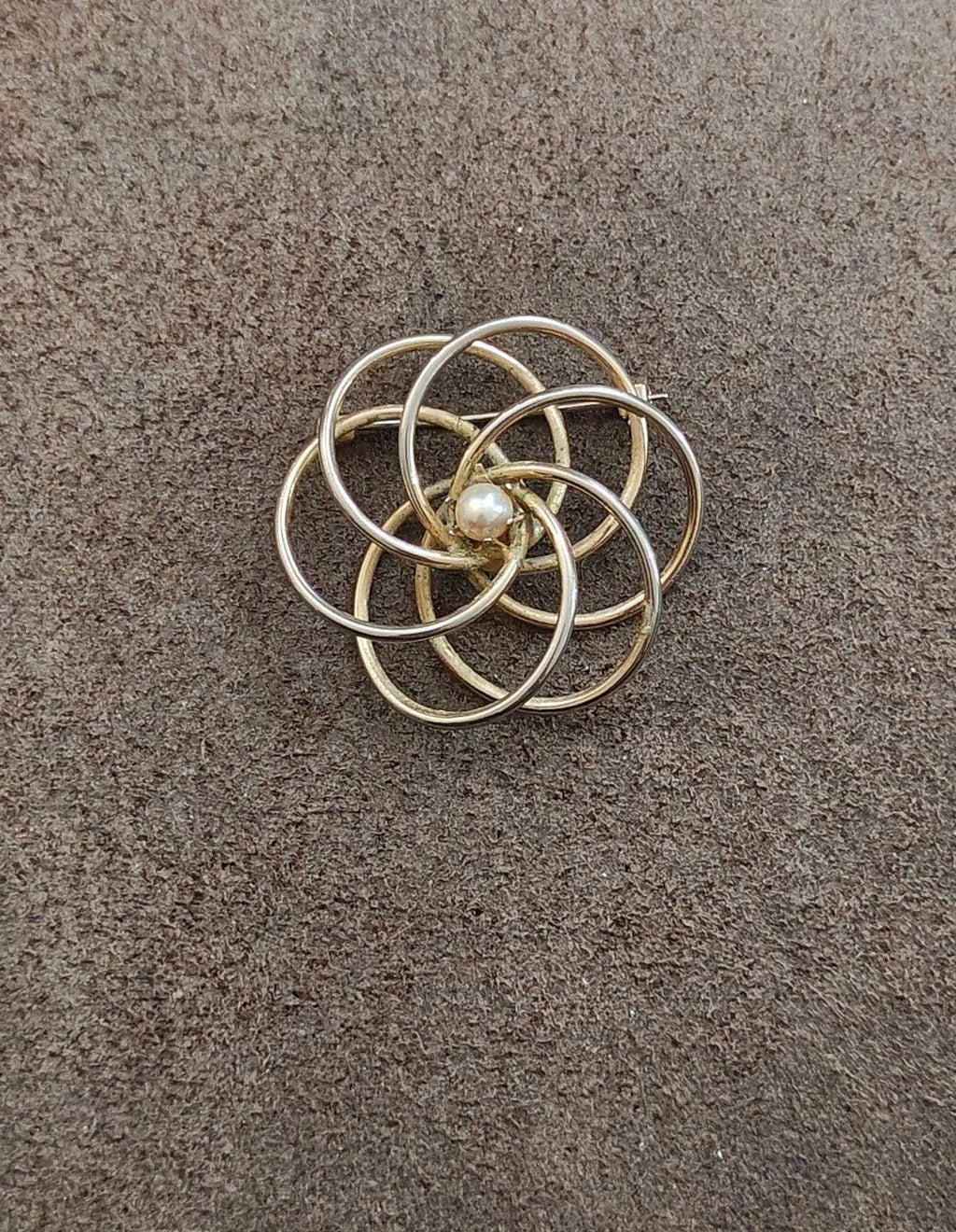 1950s Vintage Concentric Circles with Lustrous Pearl Center Gold Tone Brooch Pin