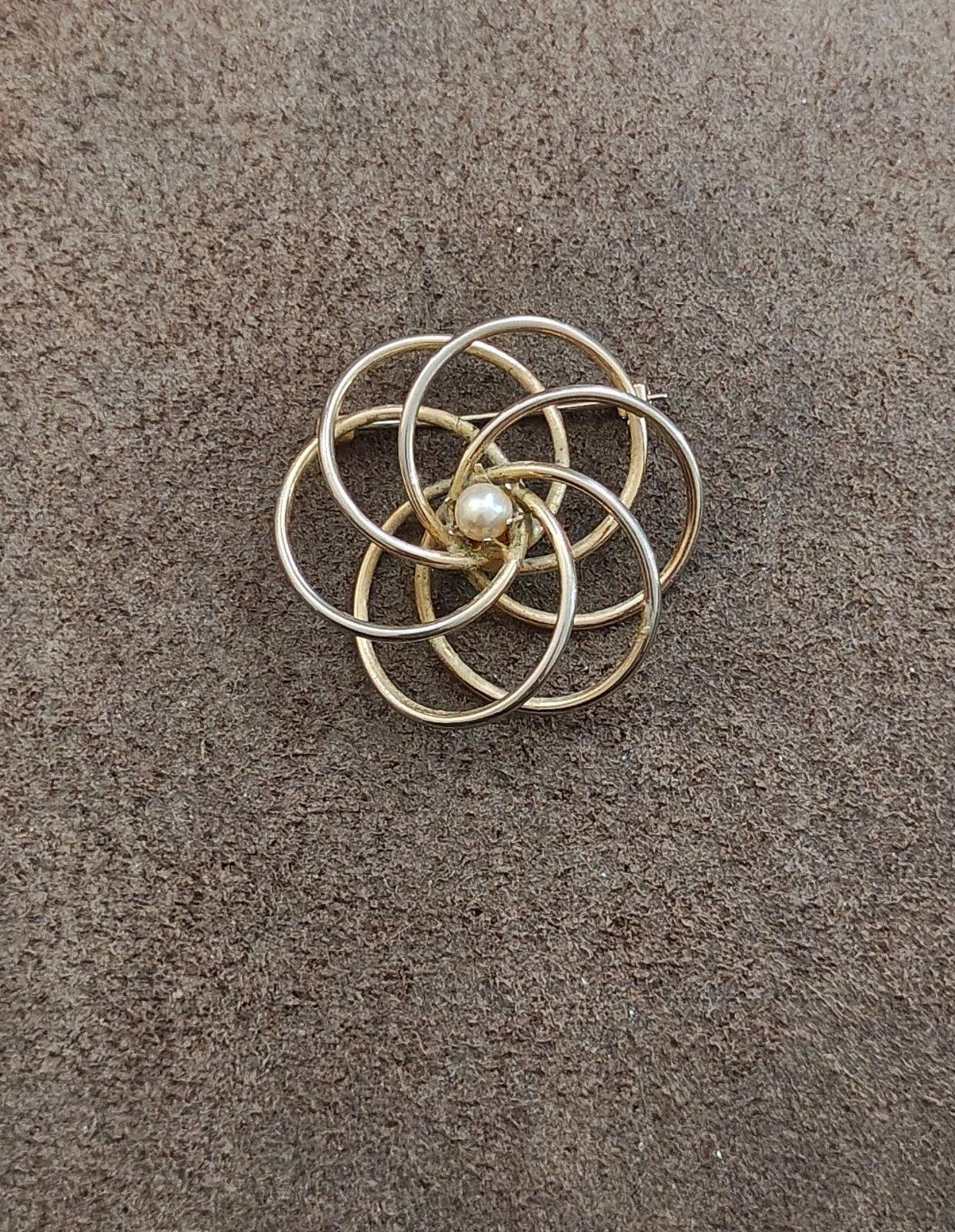 1950s Vintage Concentric Circles with Lustrous Pearl Center Gold Tone Brooch Pin