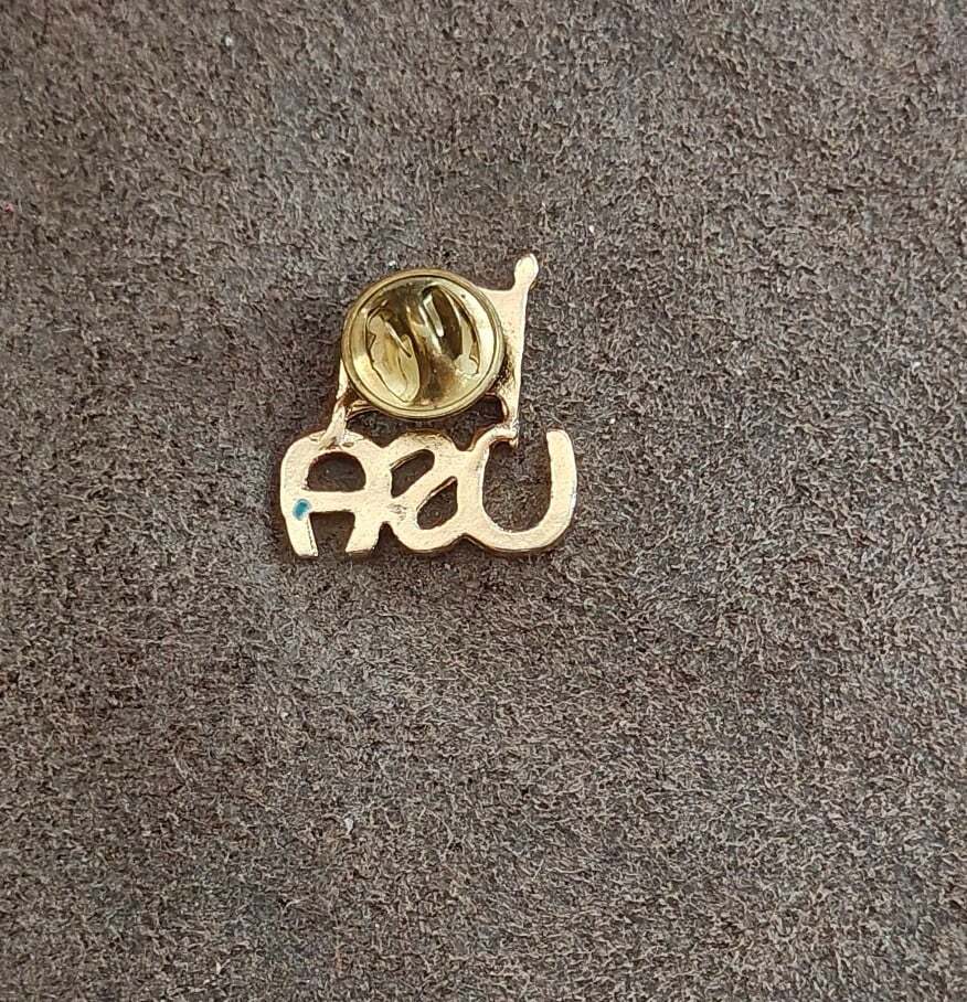 2000 Patriotic Horseshoe Style Letters USA American Flag Enamel Pin