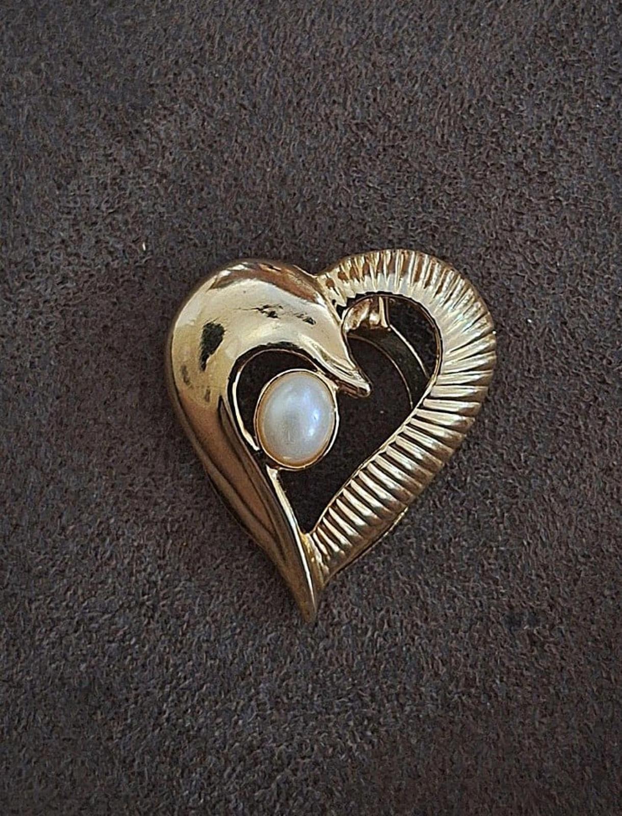 Gold tone heart scarf clip with faux pearl inset and textured border