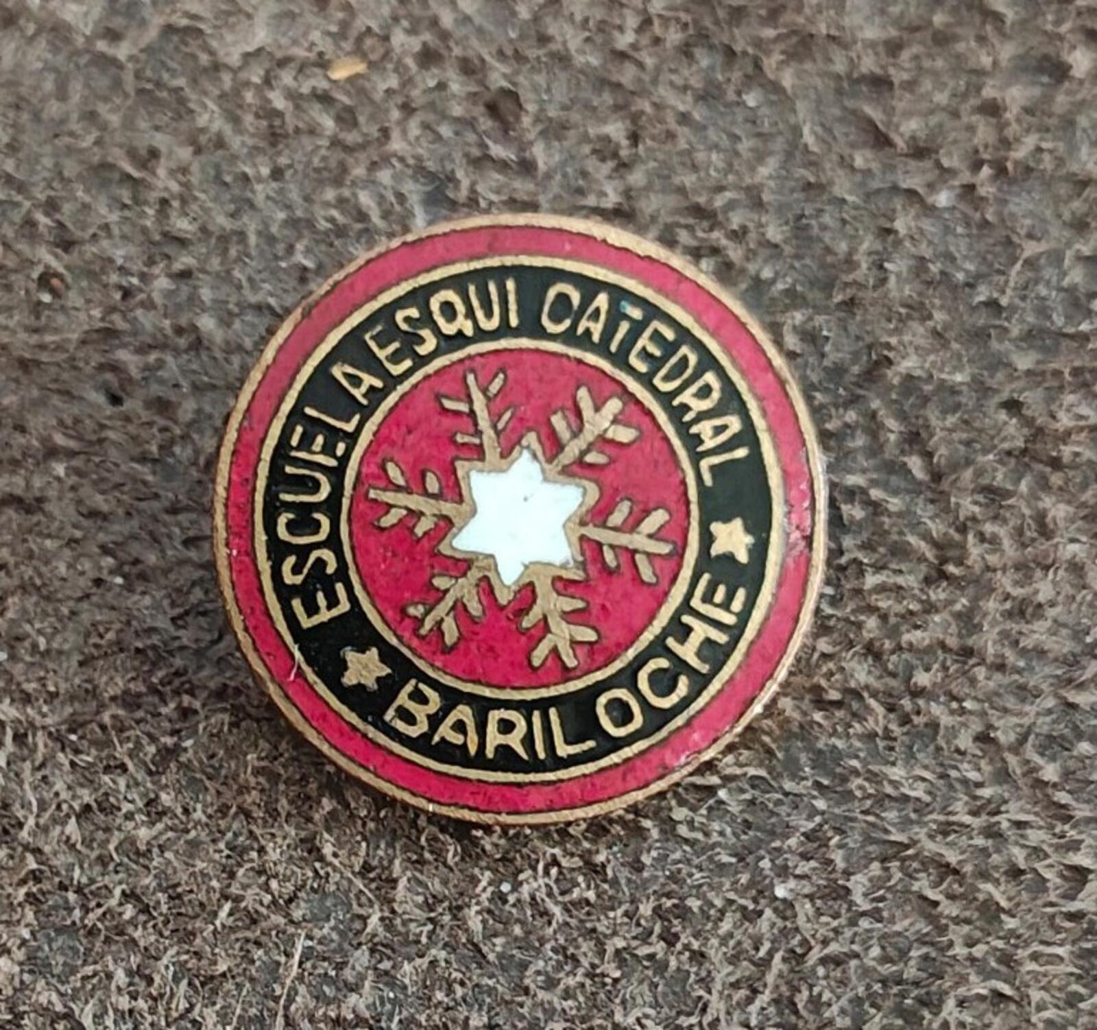 1970s/80s Escuela Esquí Catedral (Catedral Ski School Brass Enamel Pin