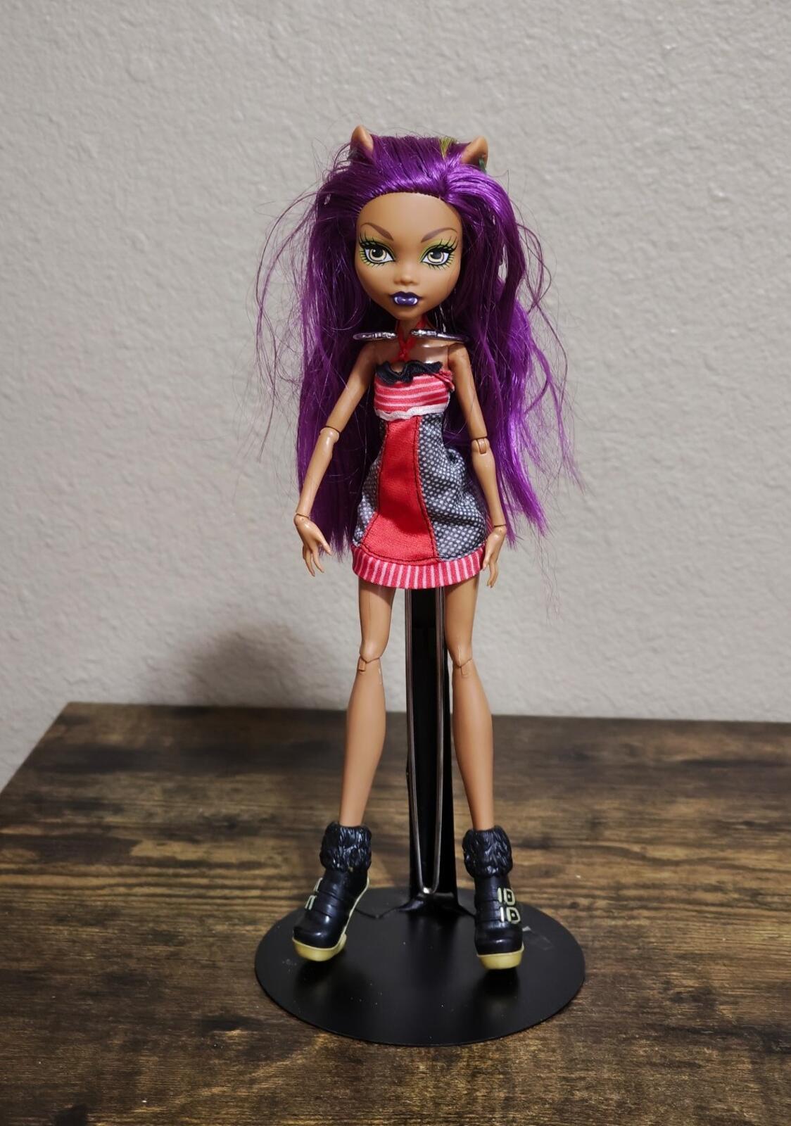 2008 Monster High Clawdeen  With Red Outfit & Black Shoes.