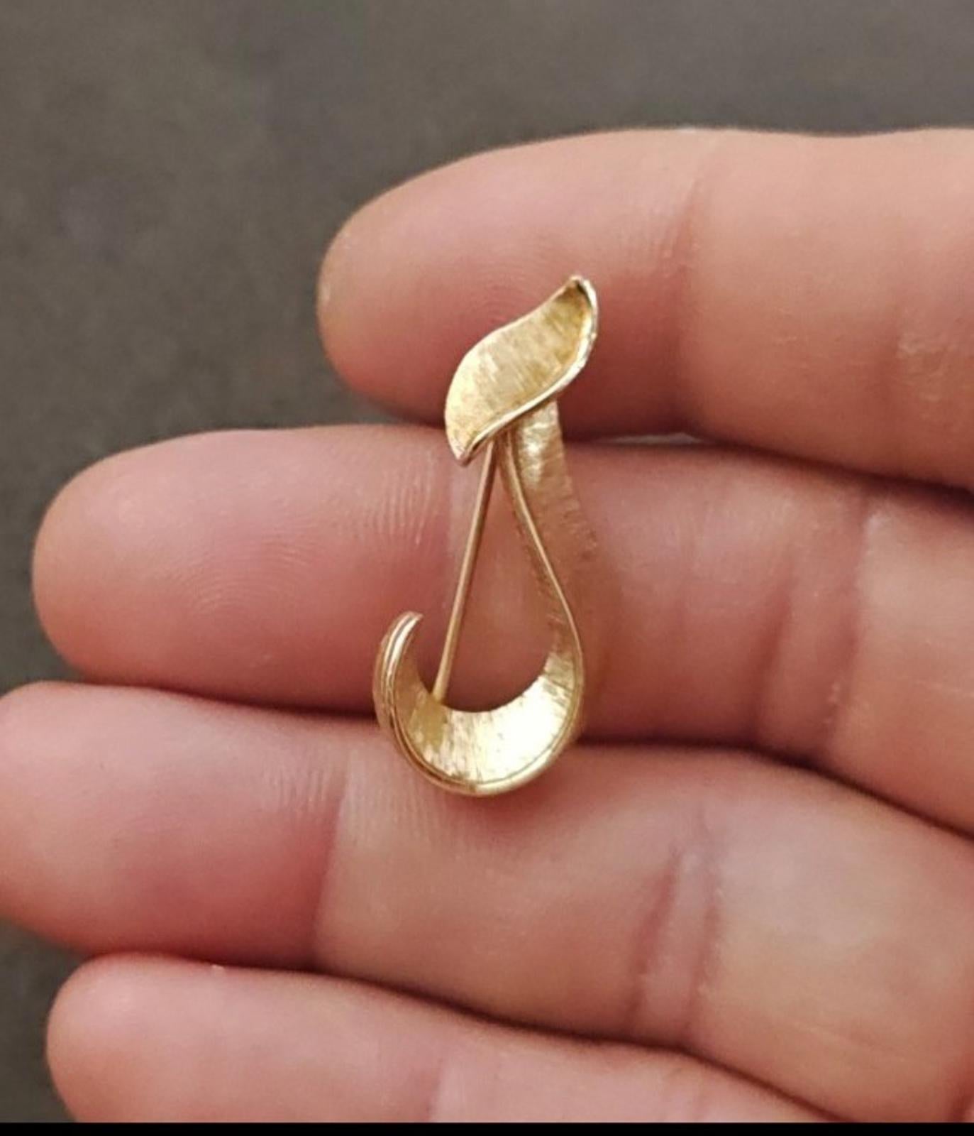 1960s Crown Trifari Gold Tone Textured Monogram Initial J Brooch