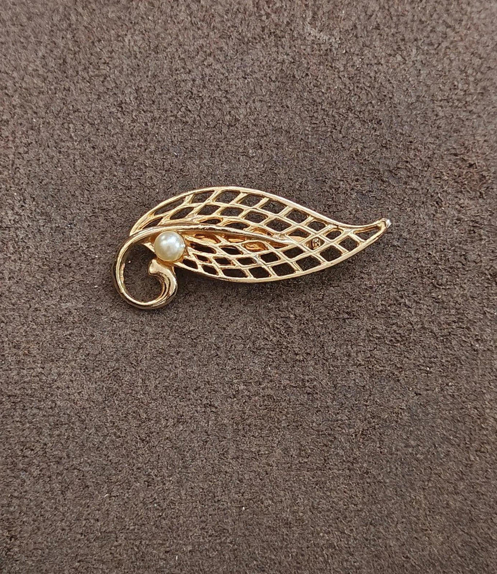 Gold-tone leaf-shaped filigree brooch with pearl round center