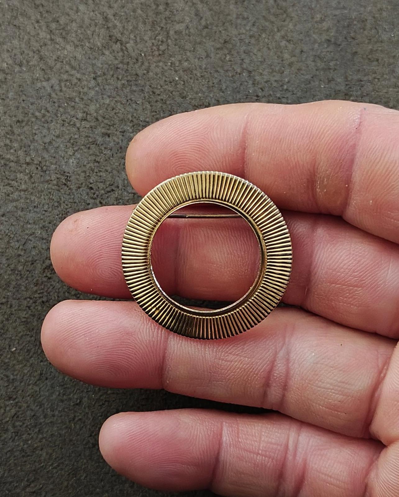 1980s Vintage Ribbed  Openwork Circle Gold Tone Brooch Pin