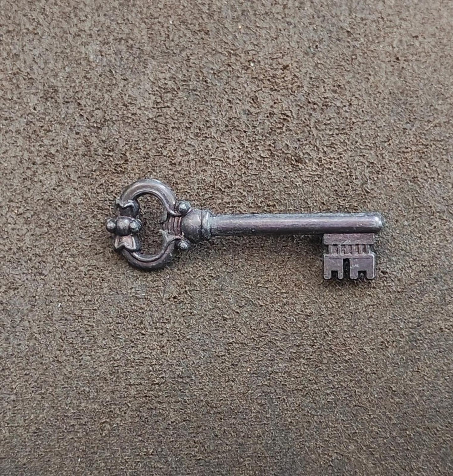 Vintage Pewter Skeleton Key Brooch