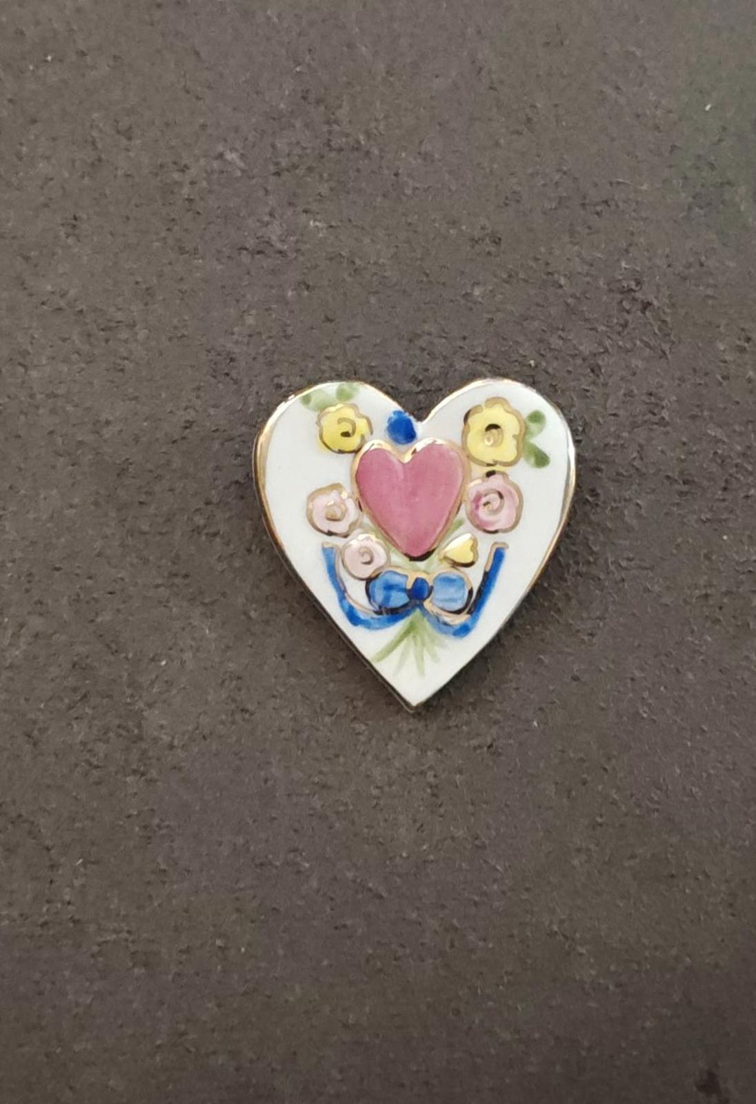 1980s Hand Painted Ceramic Floral Heart Brooch pin featuring pink roses, gold-to
