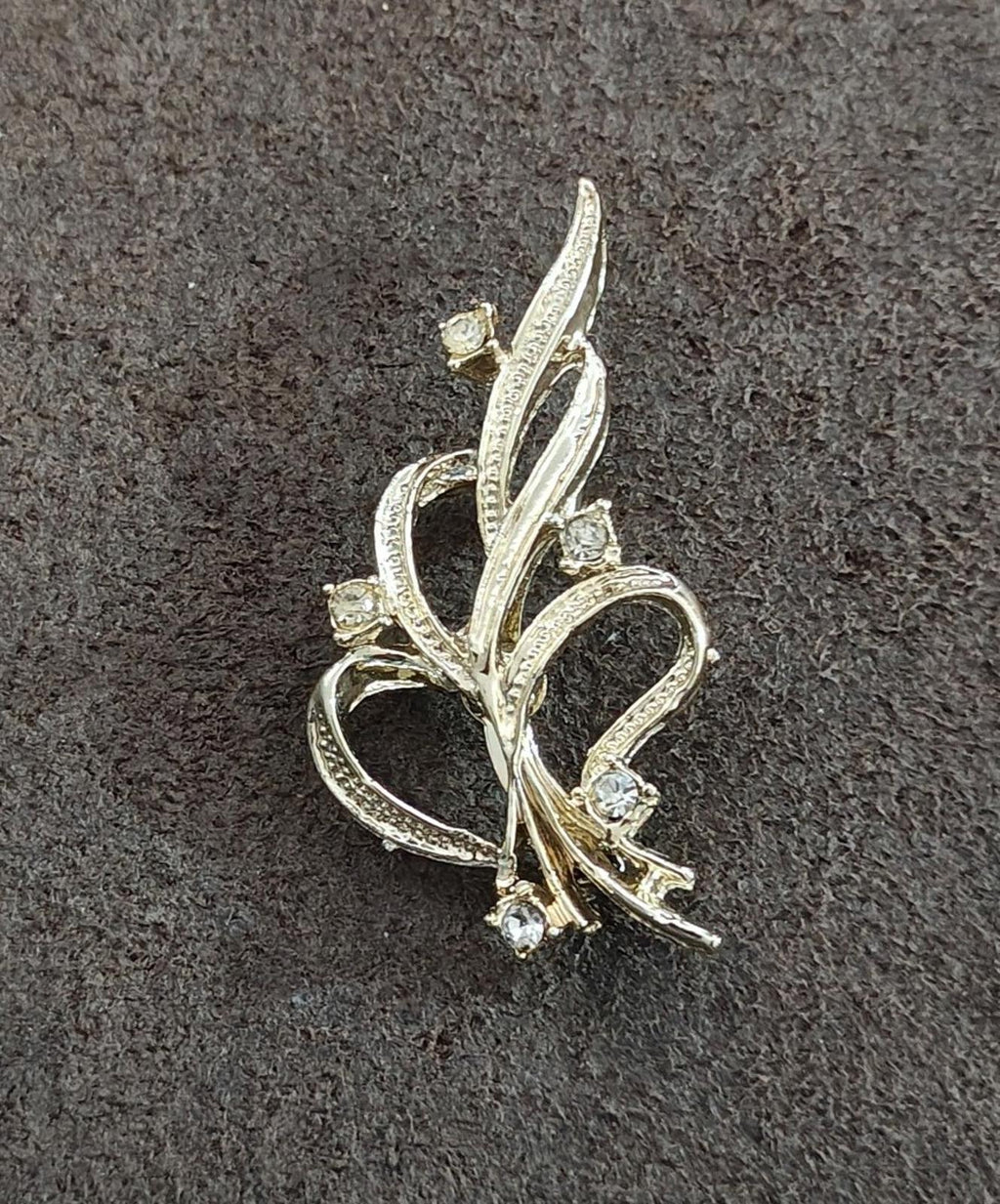 Gold-tone art nouveau ribbon brooch pin with leaf branches and tiny crystal stones