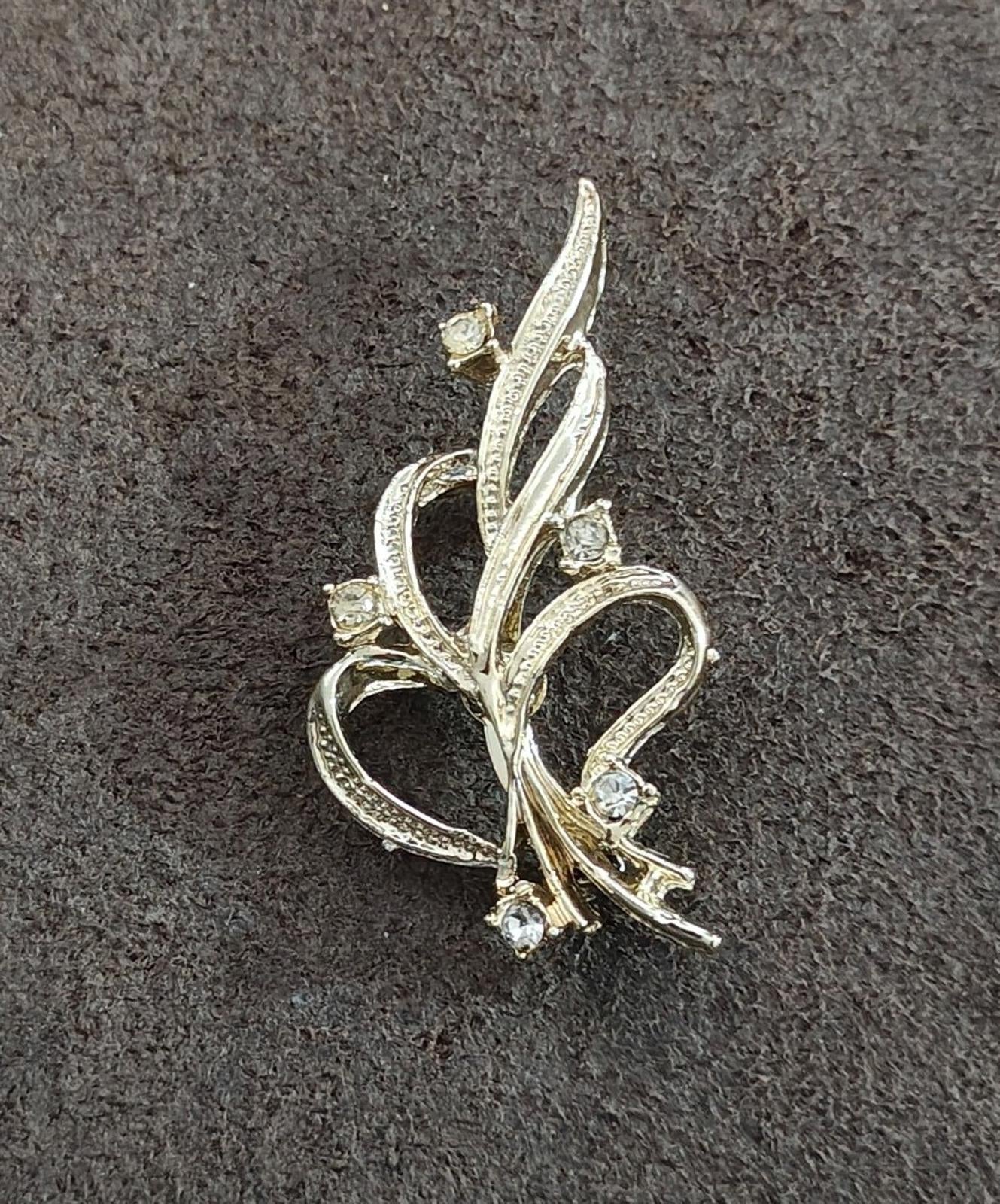 1980s Art Nouveau Style Gold Tone Ribbon Brooch Pin