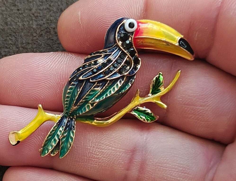Vintage Style Gold Tone Enamel Toucan Bird Statement Brooch Pin