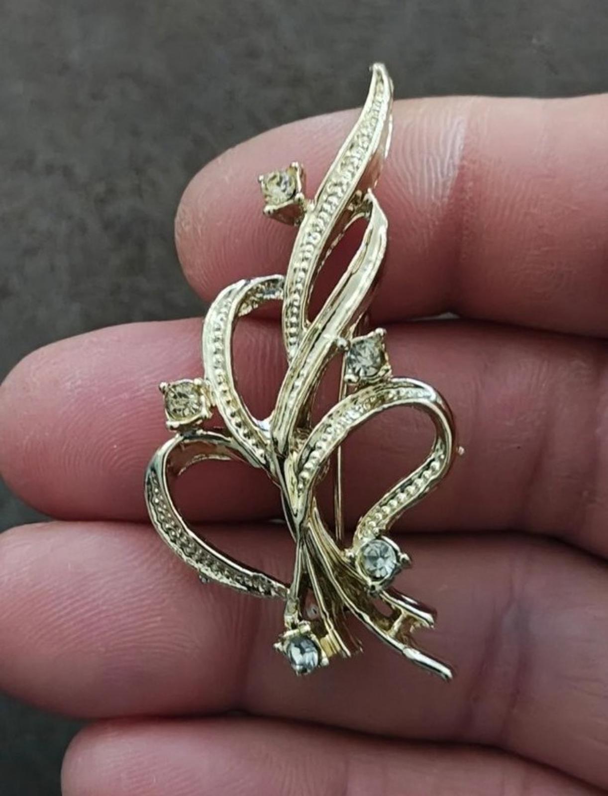 1980s Gerry's Art Nouveau Style Gold Tone Ribbon Brooch Pin
