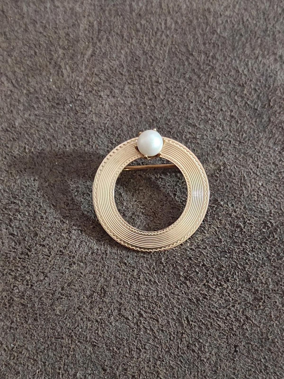 1980's Circle Textured With Faux Pearl Gold Tone Brooch Pin