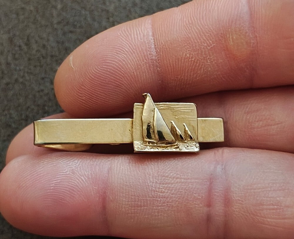 1950s/60s Classic Nautical Elegance Gold Tone Sailboat Tie Bar Clip