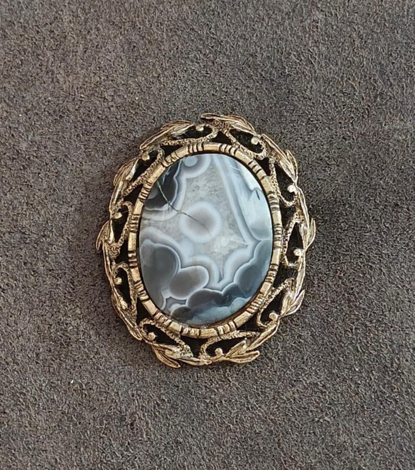 Vintage Framed Agate Cabochon Goldtone Pendant
