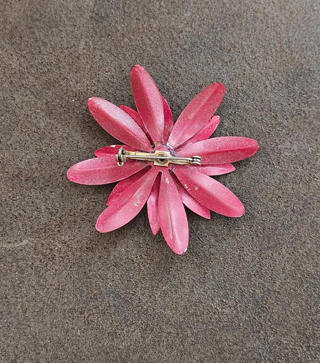 Back of daisy enamel metal pin brooch with clasp and hinge hardware