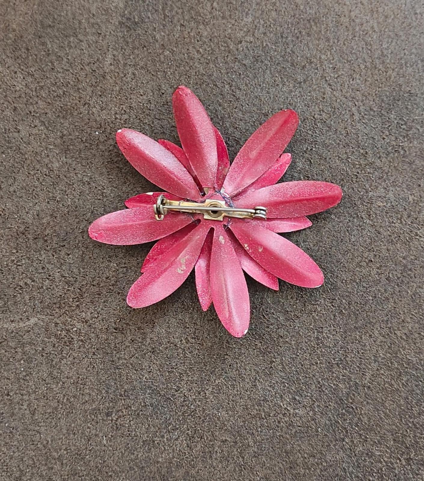 1980's Daisy Flower Red and Burgundy Enamel Metal Pin Brooch