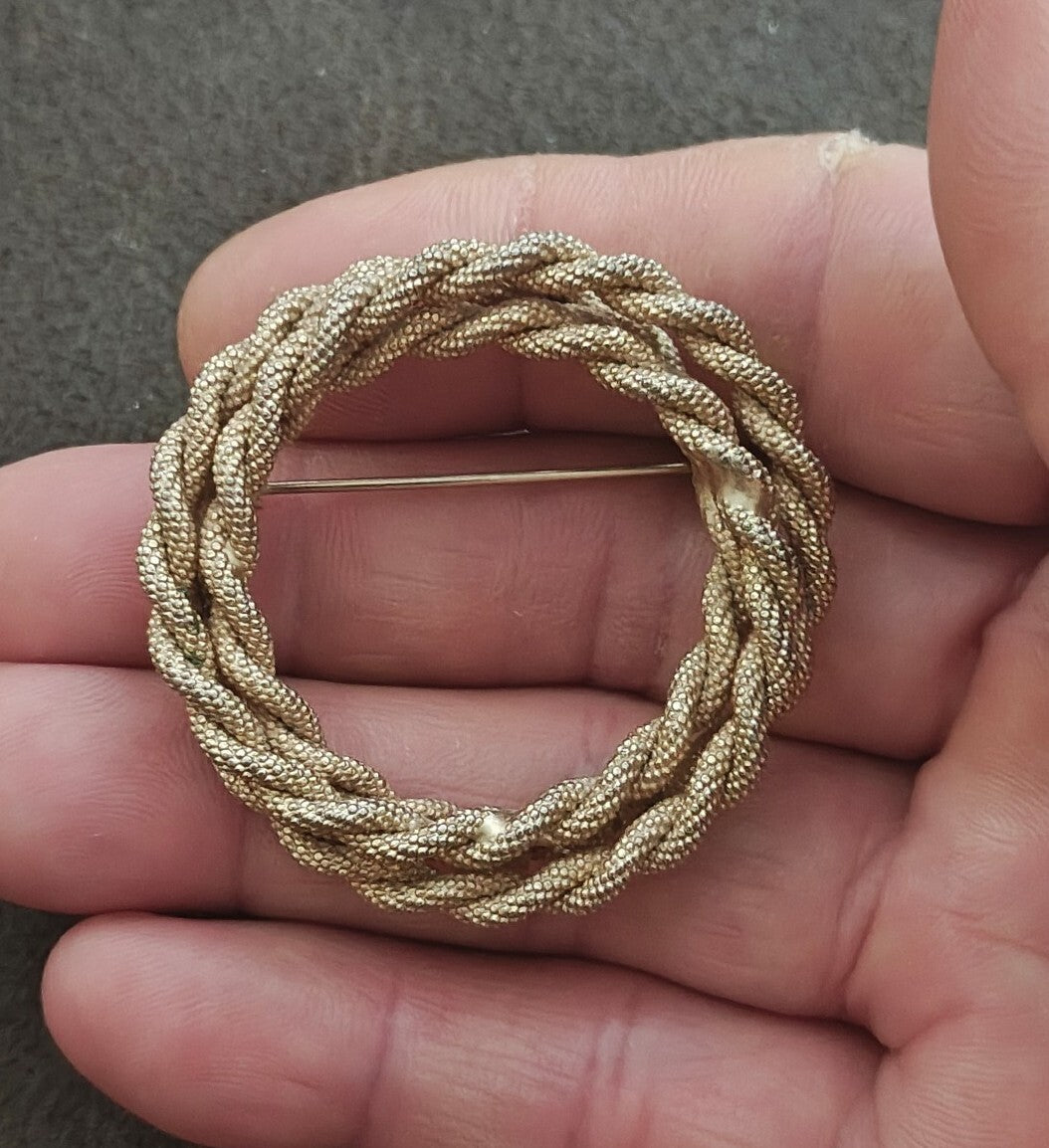 1970s/80s Textured Gold-Tone Twisted Mesh Wreath Brooch